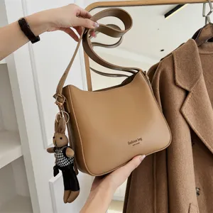 Retro PU Leren Emmertas Voor Dames Casual Crossbody Schoudertas Met Brede Band En Konijn Hanger Chique Handtas