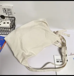 Gedetailleerd uitzicht van de beige casual canvas shopper schoudertas met handig buitenvak.