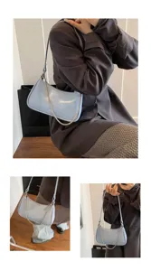 Vista detallada del bolso de hombro azul claro moderno con cadena, bolso de mujer chic.