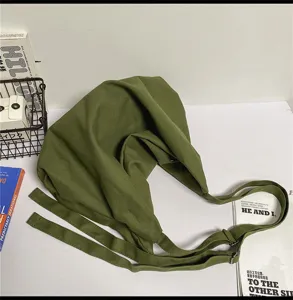 Gedetailleerd overzicht van grote canvas schoudertas in olijfgroen, casual Koreaanse stijl.