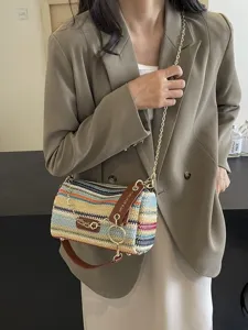 Borsa a tracolla cilindrica intrecciata chic da donna, con strisce multicolori e catena.