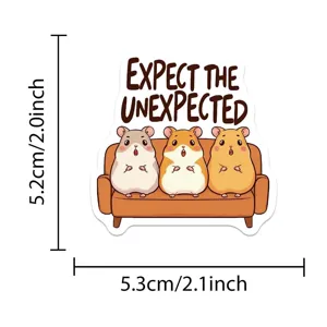 Vue rapprochée du charmant autocollant de hamster sur canapé avec citation et dimensions.