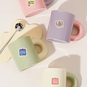 Tasses à café en céramique créatives avec des autocollants d'affirmation et poignées.