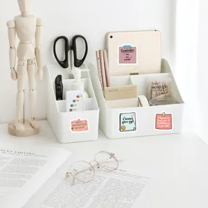 Organisateur de bureau avec autocollants de motivation, rangement papeterie blanc.