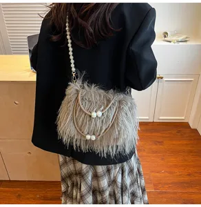 Damen flauschige Plüsch Umhängetasche mit Perlenkettenriemen und schickem Henkel für Winter.