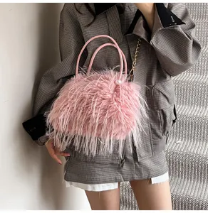 Rosa flauschige Plüsch Handtasche mit Perlen und Fell Textur, schicke Umhängetasche für Wintermode.