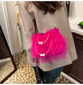 Modische pinke Plüsch Umhängetasche mit Perlen Griffen und goldenem Kettengürtel.