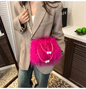 Detailansicht der trendigen rosa Plüsch Handtasche mit elegantem Perlenriemen und Kette.