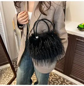 Nahaufnahme Detail der schwarzen flauschigen Plueschtasche mit Perlenhenkel und Kette.