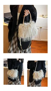 Detailansicht der flauschigen Damen Kunstfell Umhängetasche mit Perlenkette und Quasten Design.