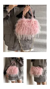 Detailansicht der rosa flauschigen Pluesch-Handtasche mit elegantem Perlengriff und Kette.