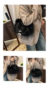 Schicke schwarze Plüsch-Umhängetasche für Damen mit Fransen und elegantem Perlen-Tragegriff.