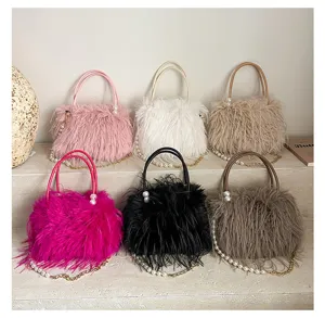 Detailansicht der flauschigen Plüschhandtasche mit eleganter Perlenkette in schicken Farben.