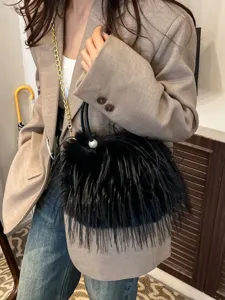 Schwarze Kunstpelz Quaste Umhängetasche mit Perlenhenkel für Herbst und Winter.