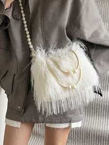 Schicke weiße Plüsch Quaste Umhängetasche für Damen mit eleganten Perlengriffen und Kette.