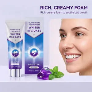 Vue détaillée du dentifrice blanchissant à la mousse crémeuse et à la menthe fraîche.