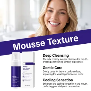 Mousse blanchissante violette pour dents avec mousse riche pour haleine fraîche.