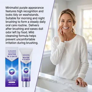 Vue en gros plan détaillée du tube de dentifrice violet avec une femme souriante.