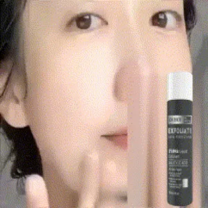 Detailansicht der Gesichtssalicylsäure-Serum-Anwendung für glatte und gepflegte Haut.