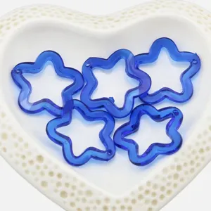 Blaue transparente Acryl Stern Anhänger Detailansicht für DIY Schmuck Zubehör.