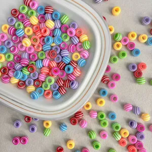 Detailaufnahme bunter 5mm Acryl Streifenperlen für DIY Schmuckherstellung und Bastelarbeiten.