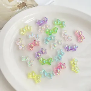 Detalle de cuentas de lazo iridiscente de acrílico, perfecto para joyería de cadena de teléfono.
