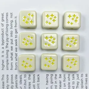 Perline quadrate in acrilico con stelle a croce dipinte in giallo per creazione gioielli