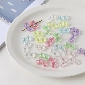 Primer plano detallado de cuentas de lazo acrílicas iridiscentes coloridas para pulseras DIY.