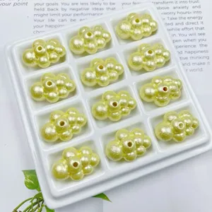 Vista detallada de cuentas de acrílico amarillo con brillo perlado para bisutería DIY.
