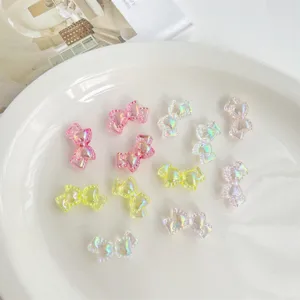Primer plano de abalorios de lazo acrílico iridiscente para joyas DIY y correas.