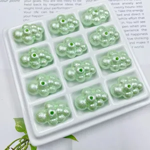 Primer plano de cuentas de nube acrílica verde, textura de perla de seda colgantes DIY.