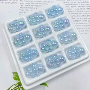 Primo piano dettagliato di perline acriliche iridescenti a nuvola per lavori artigianali.