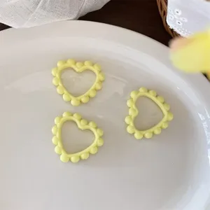 Yellow heart wreath DIY jewelry accessories, cute resin charms for keychains and crafts.