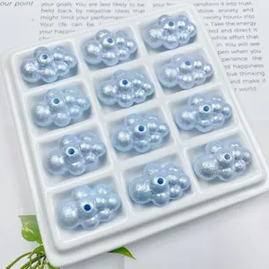 Cuentas acrílicas nubes azules, dijes nacarados, detalles de fabricación de joyas DIY.