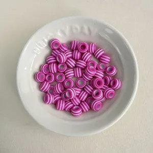 Nahaufnahme von 5mm rosa-weißen gestreiften Acryl-Perlen für DIY Schmuckzubehör.