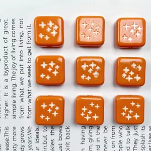 Perline quadrate in acrilico arancione con stelle per ciondoli per cellulari fai da te e gioielli.