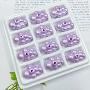 Primer plano de los detalles de cuentas acrílicas de nube morada, ideal para joyas y dijes.