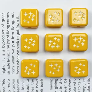 Perline quadrate in acrilico giallo con stelle bianche per gioielli fai da te e ciondoli.