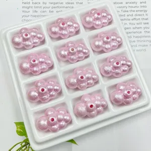 Vista detallada de cuentas de acrilico rosa con brillo de perlas para manualidades DIY.