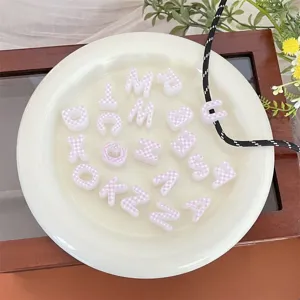 Perline con lettere a quadretti rosa in acrilico per accessori di bigiotteria fai da te.