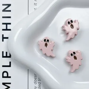 Primer plano de bonitas cuentas acrílicas de fantasma rosa, ideales para pulseras hechas a mano.