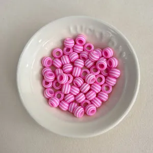 Detailansicht von 5mm rosa-weiß gestreiften Acrylperlen, perfekt für DIY Schmuckherstellung Zubehör.
