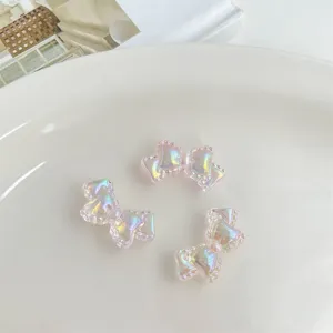 Primer plano detallado de cuentas de lazo acrílicas holográficas para joyería DIY.
