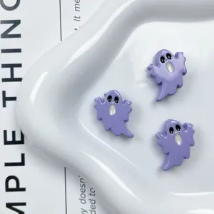 Vista detallada de cuentas de fantasma acrílicas moradas para joyería DIY y pulseras.