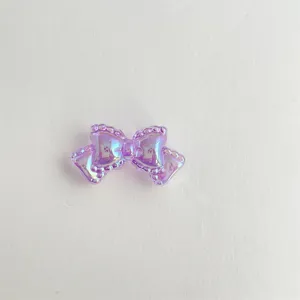 Detalle de lazo iridiscente de acrílico morado, perfecto para joyas DIY y dijes.