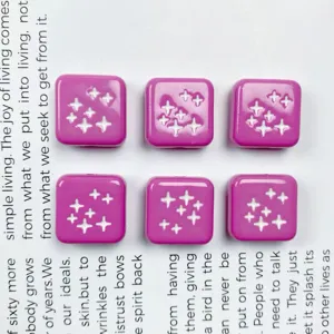 Perline quadrate in acrilico viola con stelle per la creazione di gioielli fai-da-te e ciondoli.