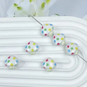 Primo piano di simpatiche perline a forma di fungo a pois da 17 mm per gioielli fai da te.