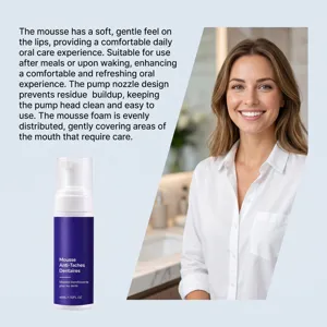 Mousse blanchissante violette pour les dents avec mousse fine pour une haleine fraîche.