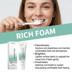 Vue détaillée de gel dentifrice moussant en tube et boîte pour un nettoyage frais.