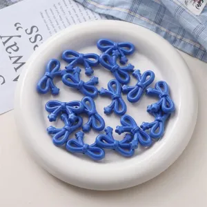 Perles en acrylique bleu en forme de noeud pour accessoires de bijoux et de telephone.
